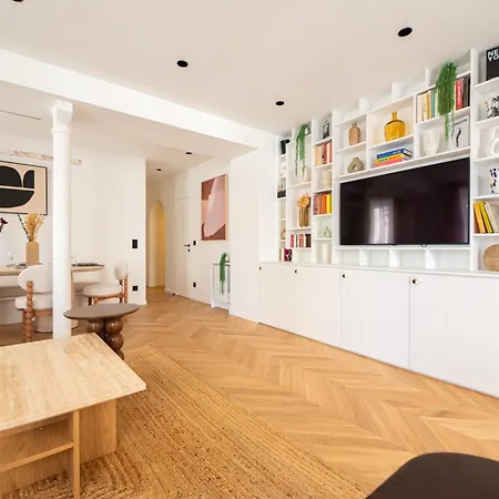 Stylish Flat In Paris' Center